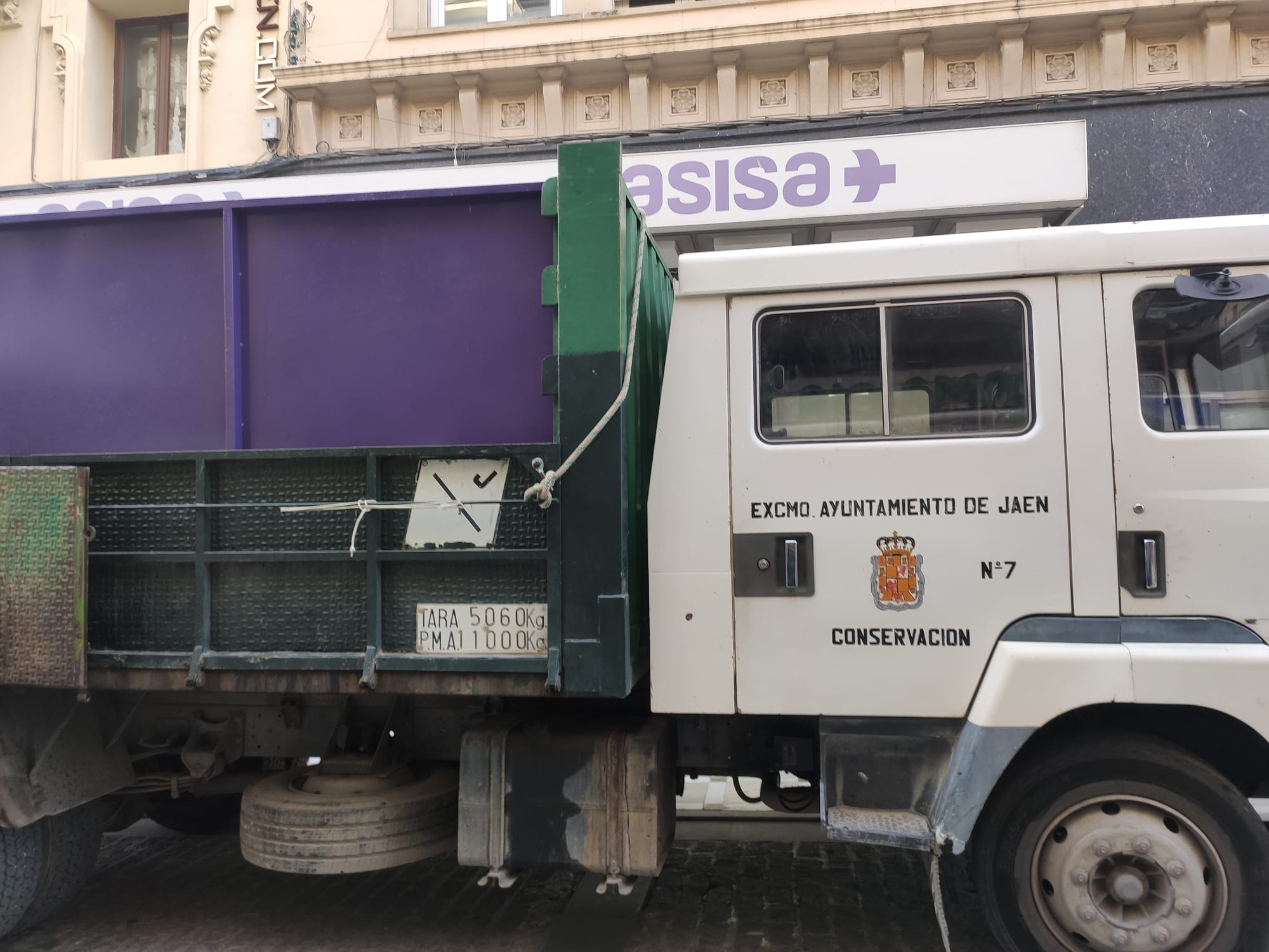 Camiones municipales con parte de la Carrera Oficial lista para ser descargada y montada en la calle Bernabé Soriano de Jaén