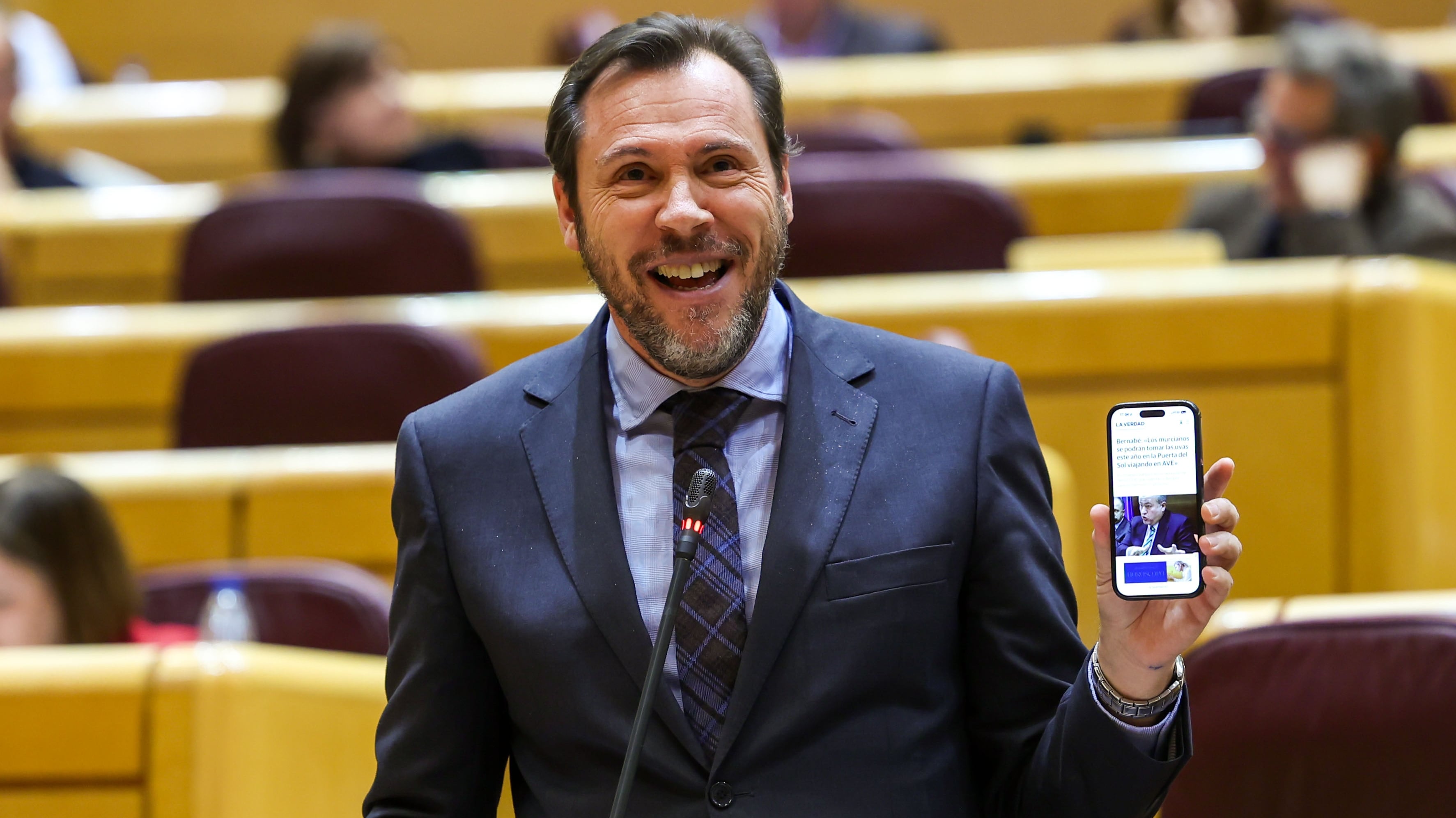 El ministro de Transportes, Óscar Puente, durante la sesión de control al Gobierno celebrada este martes por el pleno del Senado, en Madrid.