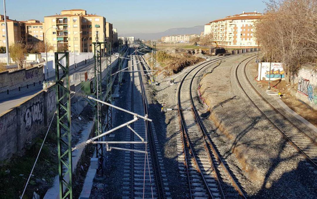 Las vías del tren a su entrada a la estación de Granada dividiendo la ciudad y el barrio de La Chana