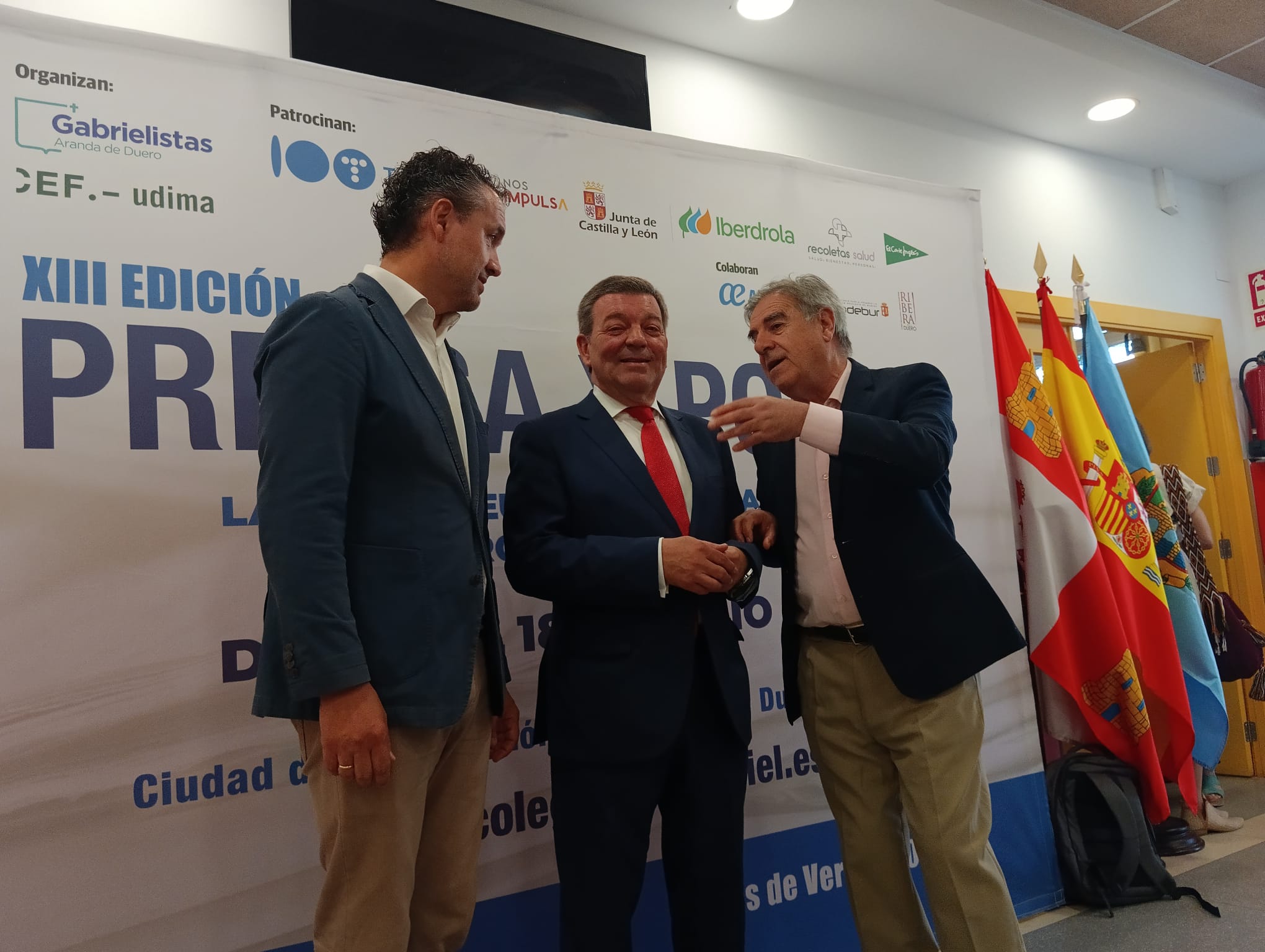 De izquierda a derecha, Enrique García Agüera, director de San Gabriel, el consejero de Presidencia, Luis Miguel González, y Graciano Palomo, director del curso