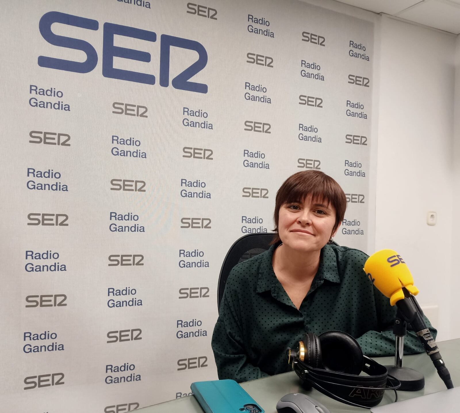María Bravo, en los estudios del Grupo Radio Gandia.
