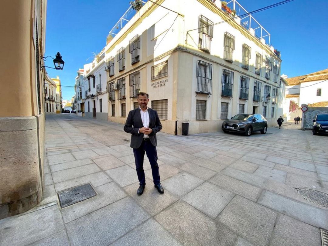 El delegado de Infraestructuras del Ayuntamiento de Córdoba, David Dorado, en la intersección entre las calles Carbonell y Morand y Ramírez de las Casas Deza