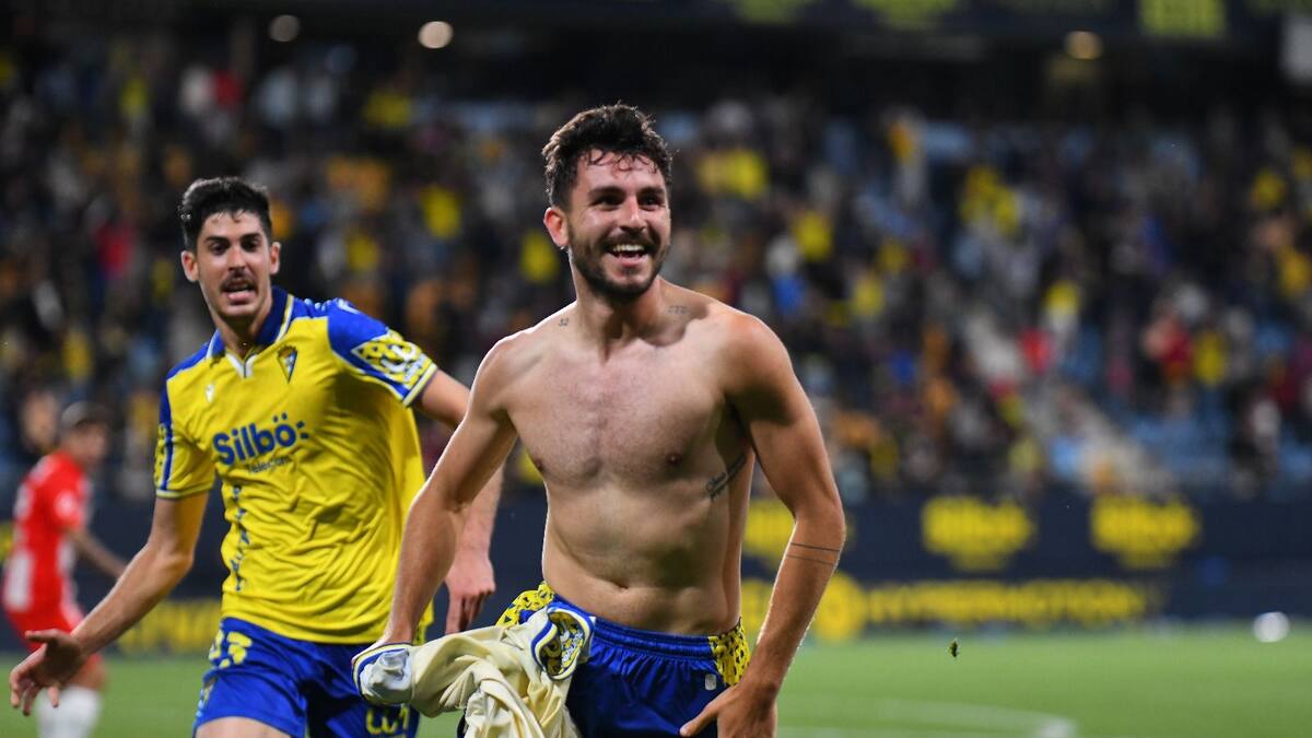 Un mal Cádiz CF salva la papeleta ante un Almería con nueve jugadores