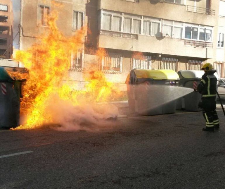 Contenedor ardiendo en la Calle Layna Serrano