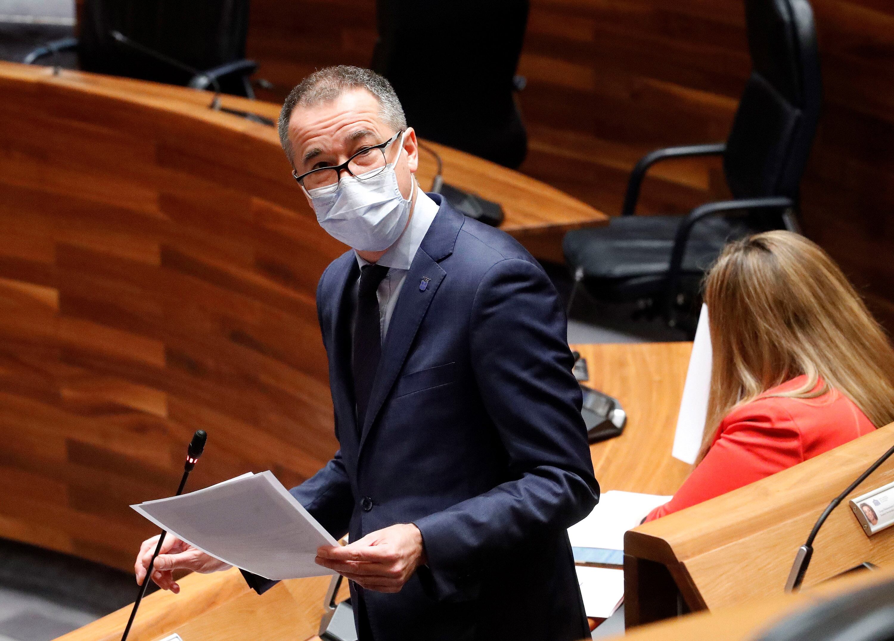 El Consejero de Salud, Pablo Fernández, contestando preguntas de la oposición en el Pleno de la Junta