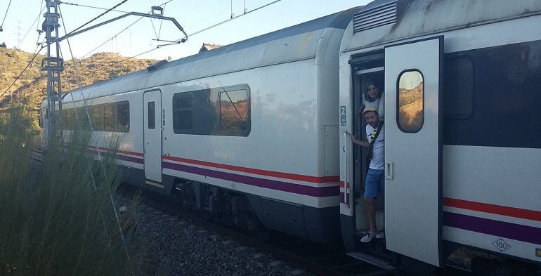 Passatgers baixant del tren accidentat aquest dilluns.