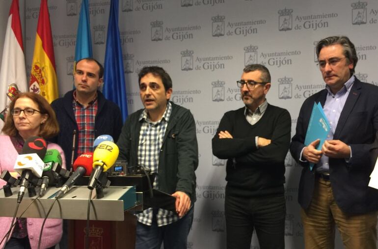 Ana Castaño (IU), Cesar González (PSOE), Orlando Fernández (XSP), José Carlos Fernández Sarasola (C&#039;s) y Pablo González (PP)