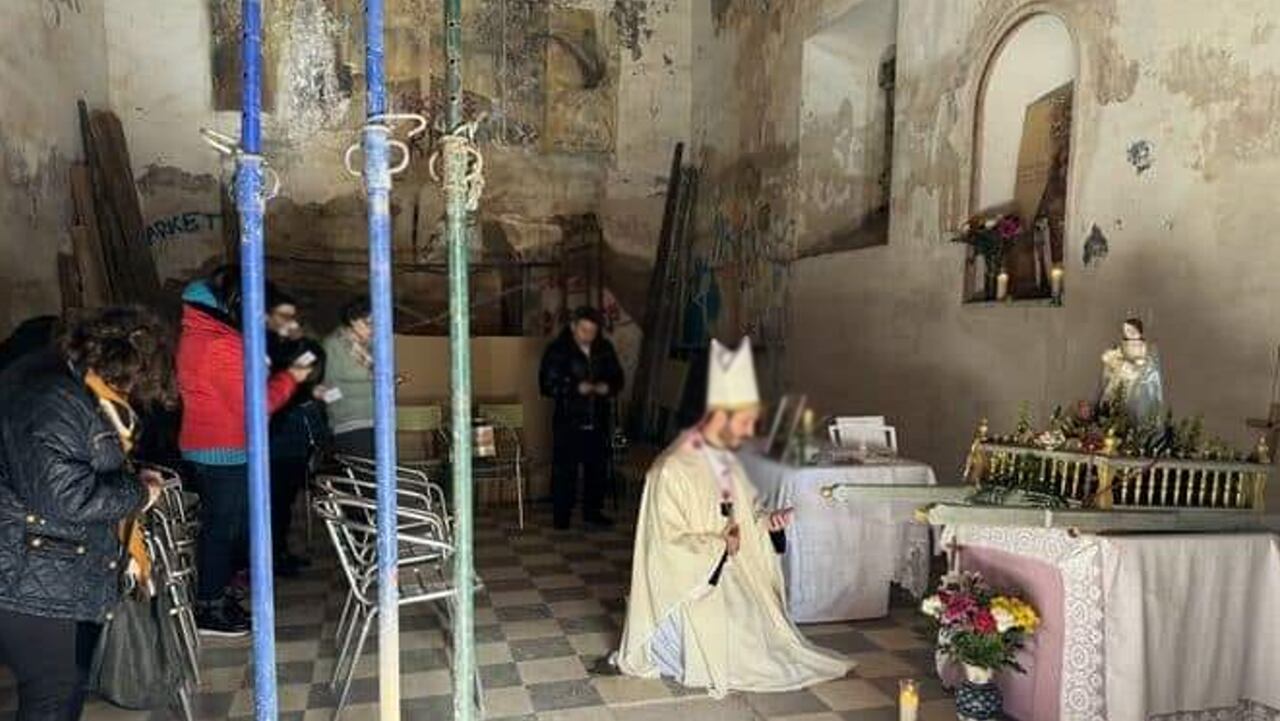 Supuesta misa a la Inmaculada en una iglesia abandonada de Tablate (Granada) según una imagen &quot;viralizada&quot; en redes sociales