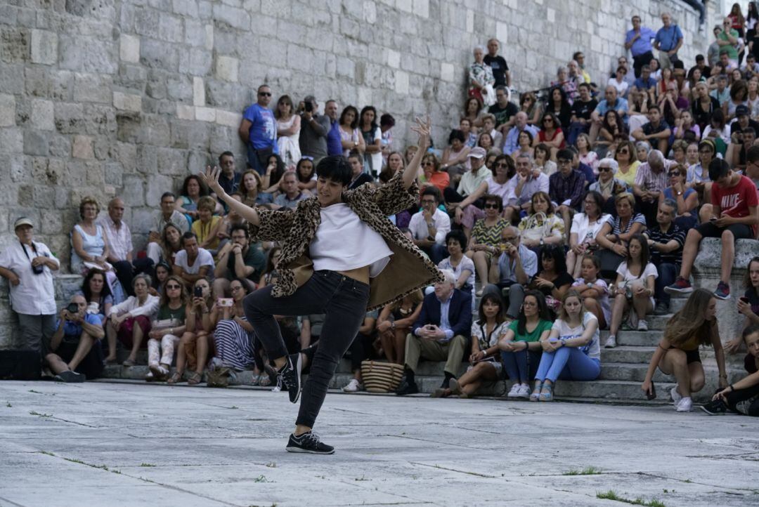 Una de las actuaciones del Certamen de Coreografía Burgos-Nueva York en las inmediaciones de la Catedral de Burgos