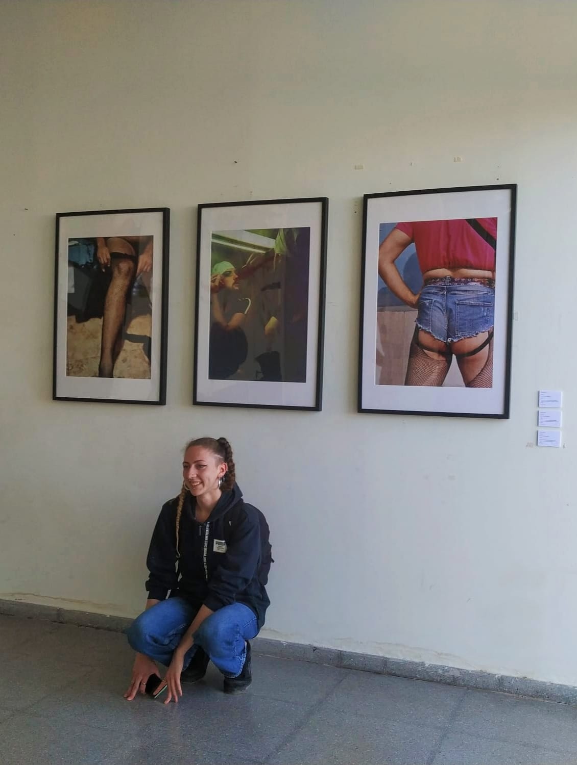 L'autora de l'exposició junt a alguna de les obres que es podran veure