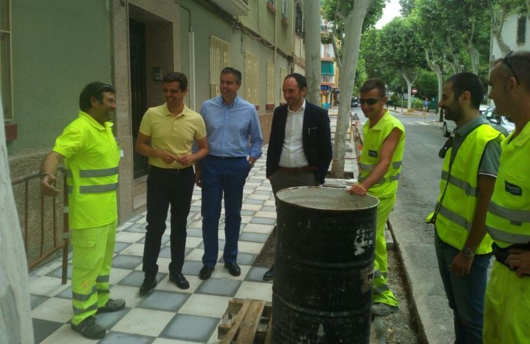 El alcalde, Javier Cuenca, durante su visita a las obras de la calle Luis Herreros