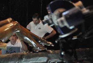 Javier Melero (sentado) y Jorge Revelles (de pie) durante el proceso de escaneo del Cristo de la Buena Muerte, de Málaga