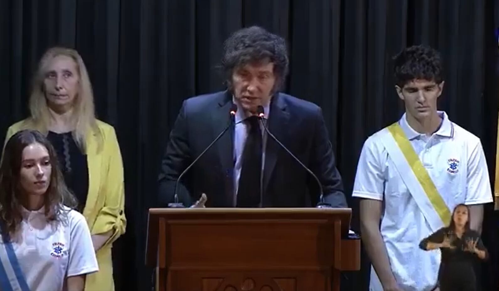 El presidente de Argentina, Javier Milei, pronuncia un discurso y el alumno que está a su lado se desmaya.