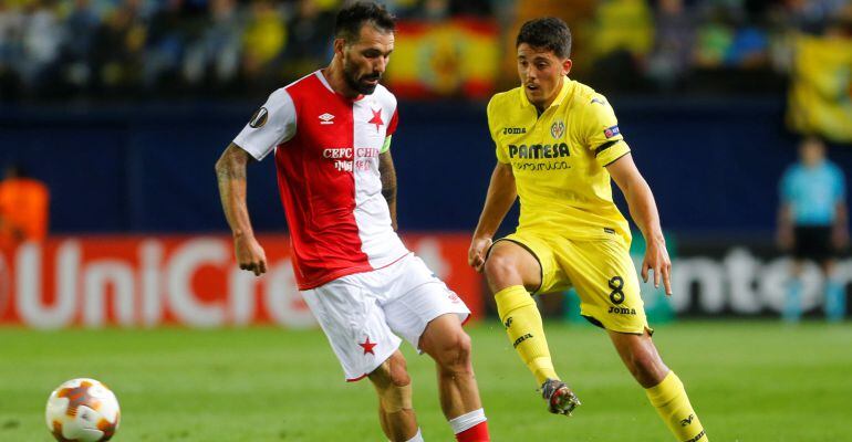 Fornals trata de llevarse la pelota ante un rival