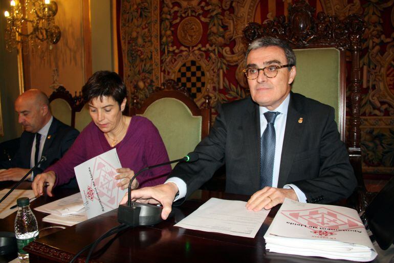 Los dos protagonistas de la crisis en el Ayuntamiento de Lleida: el alcalde, Àngel Ros, y la destituida primera teniente de alcalde, Marta Camps