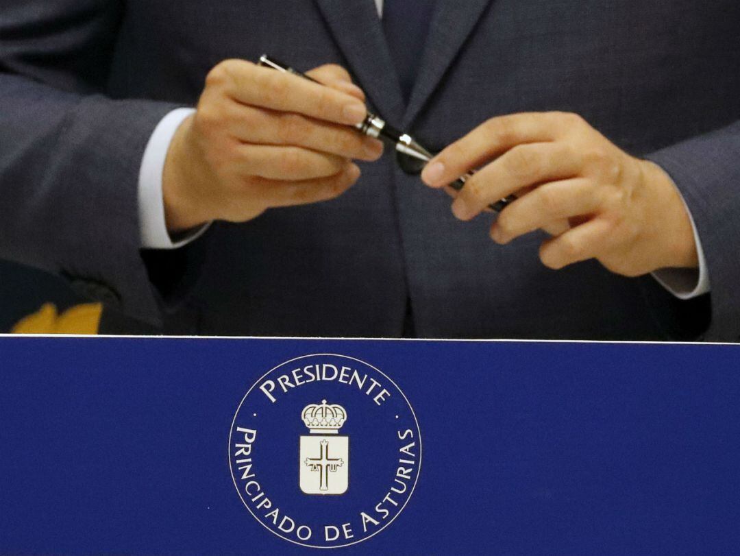 Detalle del escudo presidencial durante una rueda de prensa de Adrián Barbón. 