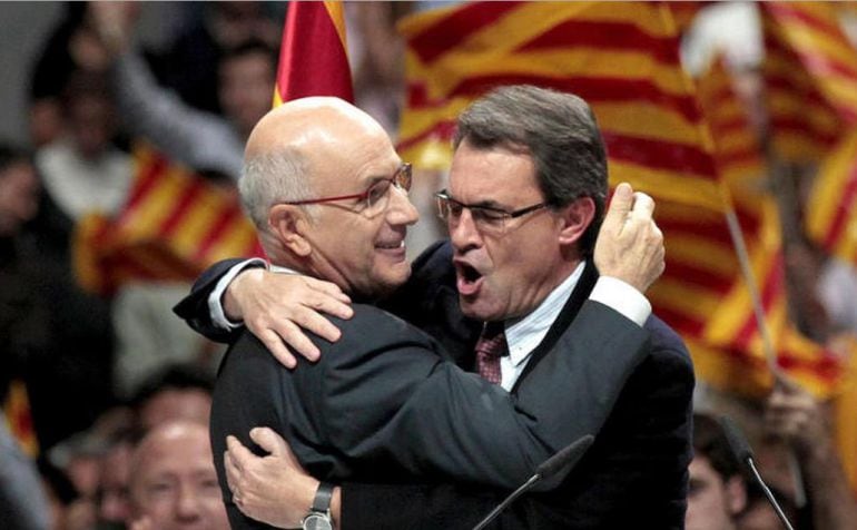 Fotografía de archivo de Josep Antoni Duran i Lleida y Artur Mas, durante un acto de campaña política.