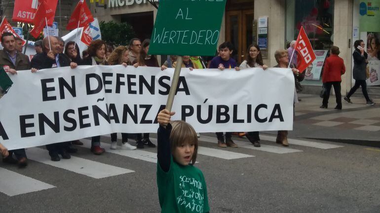 Un niño sostiene un cartel en la cabecera de la manifestación contra las reválidas de la LOMCE en Oviedo.