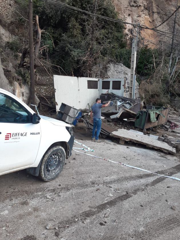 En Belerda el desprendimiento de una roca enorme parte en dos el transformador