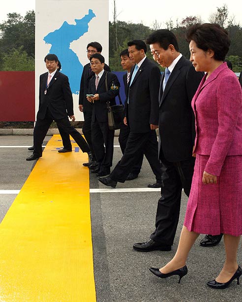 El presidente surcoreano, Roh Moo-Hyun, cruza junto a su esposa, Kwon Yang-sook, la frontera con Corea de Norte.