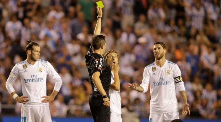 Sergio Ramos ve una amarilla ante el Deportivo.