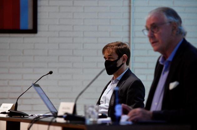 El director de Estudios e Investigación de Exceltur, Oscar Perelli (i), y el vicepresidente ejecutivo de la alianza Exceltur, José Luis Zoreda, presentan este miércoles en Madrid el informe de perspectivas turísticas para el cuarto trimestre. El informe valora los resultados de la atípica temporada de verano y actualiza el impacto de la covid-19 sobre el PIB turístico y el empleo, además de revisar las principales tendencias para el inicio de 2021.
