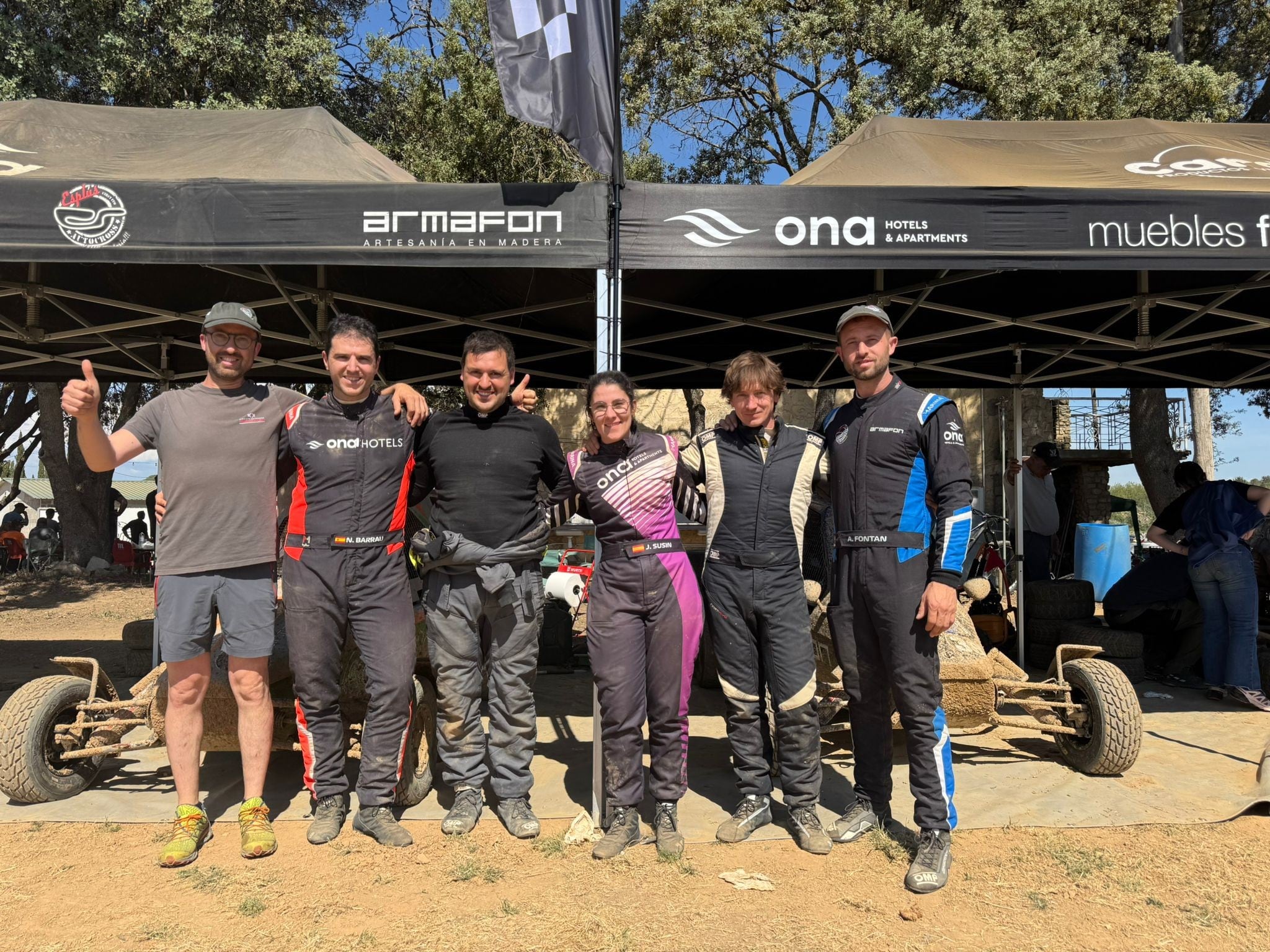 Foto de familia de los seis pilotos locales que participaron en la prueba