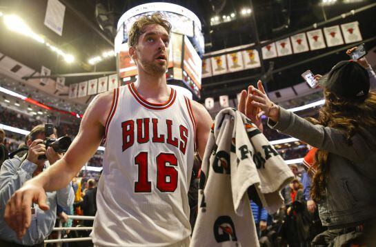 CHI30. CHICAGO (IL, EE.UU.), 10/01/2015.- El jugador de Bulls Pau Gasol sale del campo de juego hoy, sábado 10 de enero de 2015, al final de un partido entre Bulls y Bucks por la NBA en el United Center de Chicago, Illinois (EE.UU.). Bulls vencieron 95-87