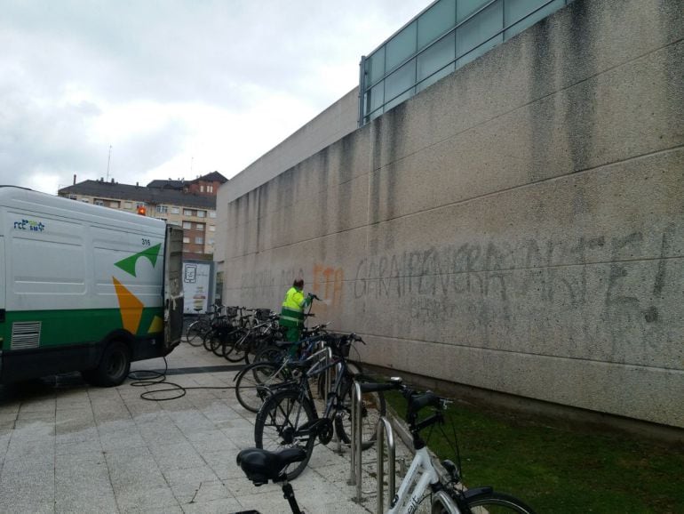 Un operario municipal de Vitoria limpia una pintada de apoyo a la banda