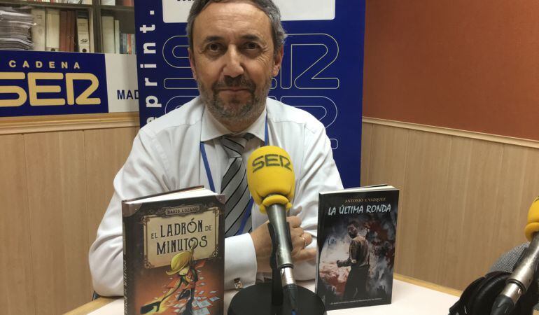 José Manuel Contreras, director de Rincón Literario, con los libros que hoy nos ha recomendado