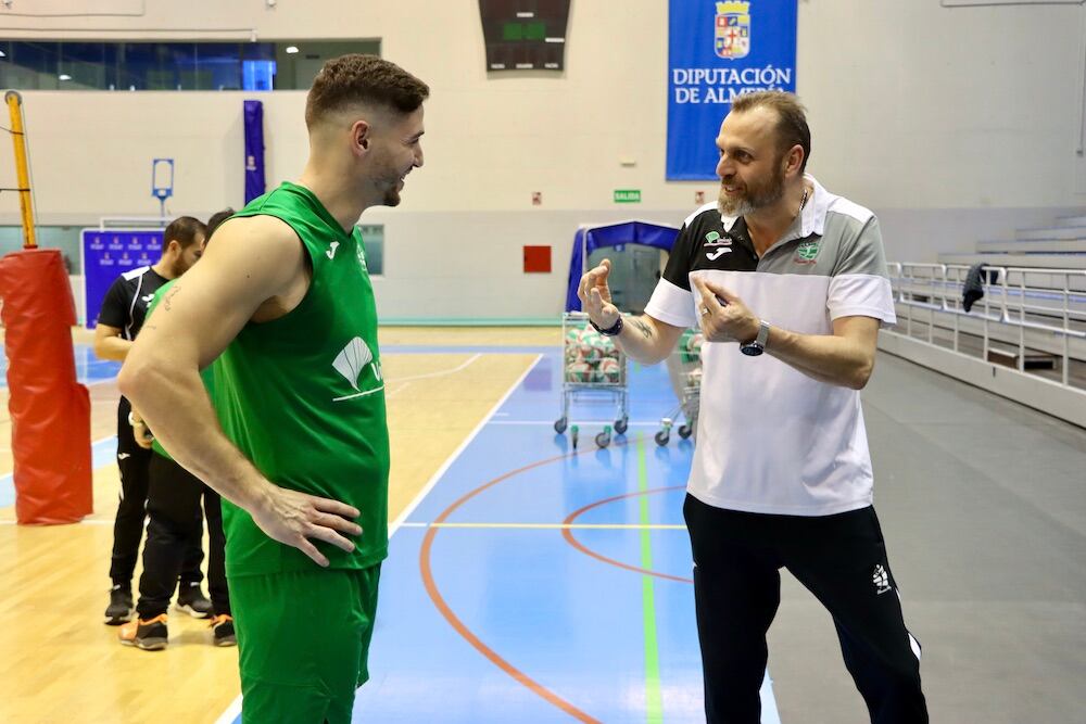 Charla después del entrenamiento en el Moisés Ruiz entre Carreño y Fernández.