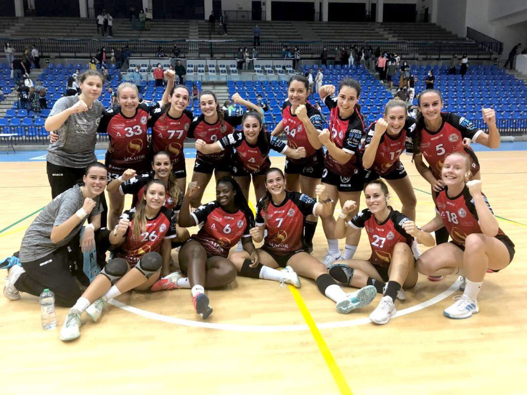 Las jugadoras del Roquetas celebrando la victoria.