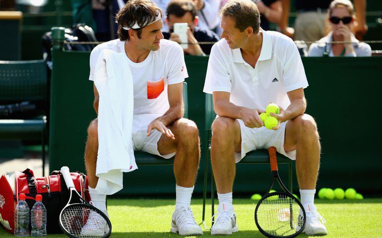 Edberg y Federer charlan durante un entrenamiento en Wimbledon