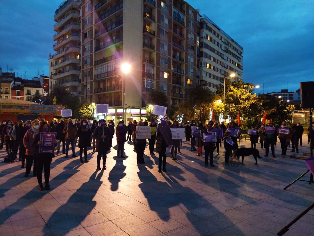 El colectivo Coordinadora de Mujeres en la Plaza de Portugalete el 25N