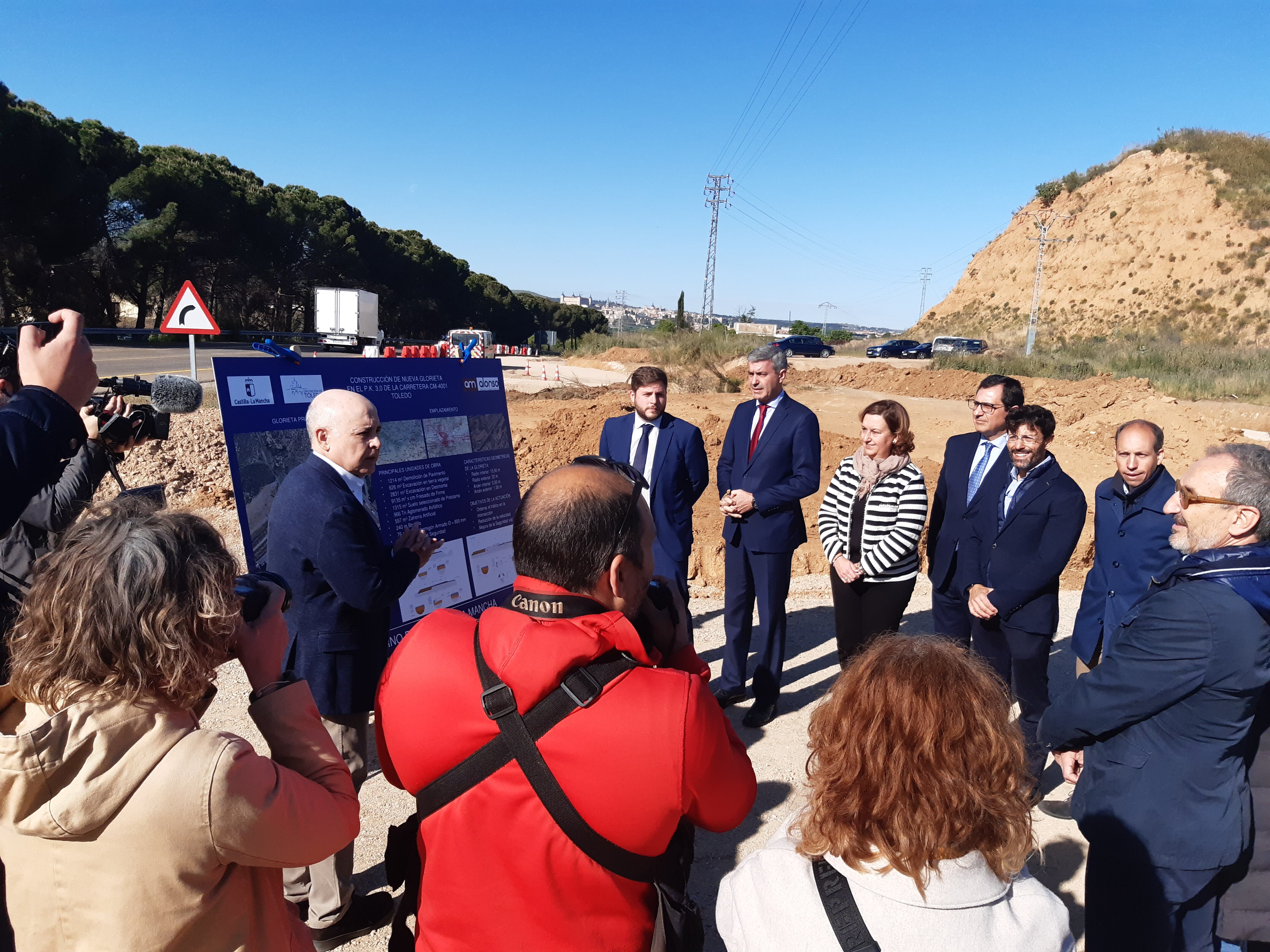 Visita a la obra de la rotonda en la carretera de Azucaica