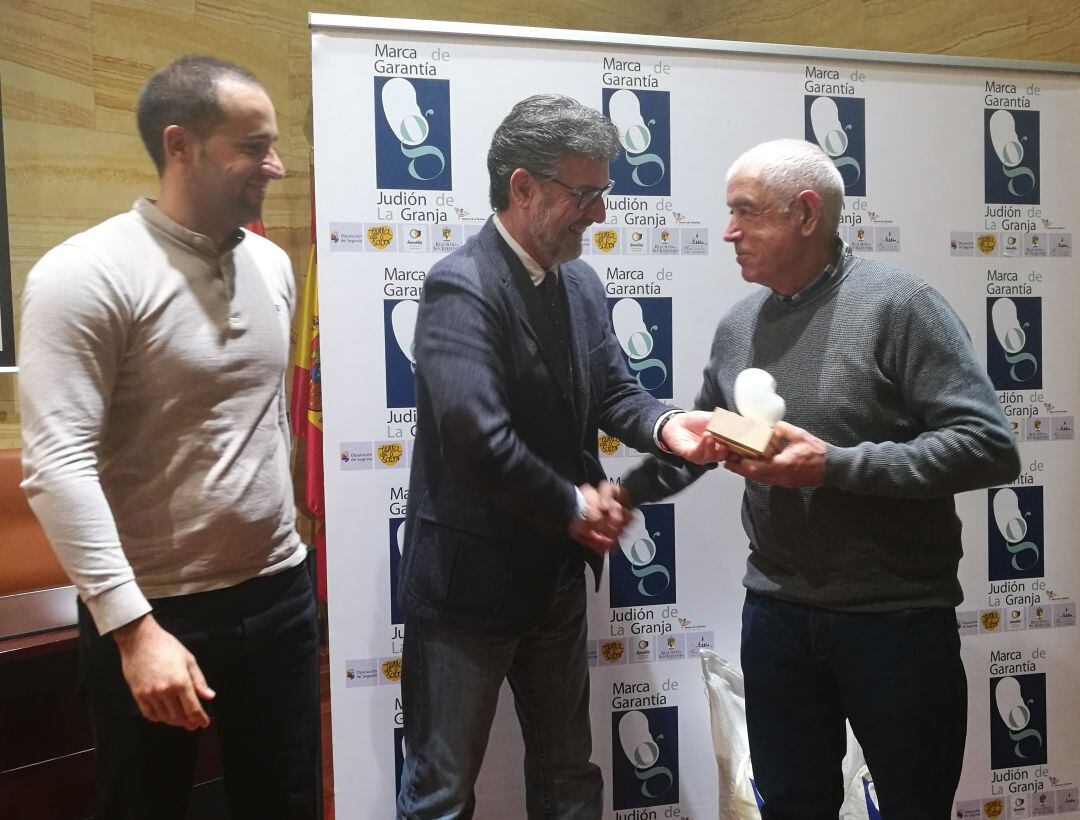 El alcalde José Luis Vázquez entrega al hortelano José Dorrego, el galardón al cultivar los mejores judiones de la cosecha de 2018