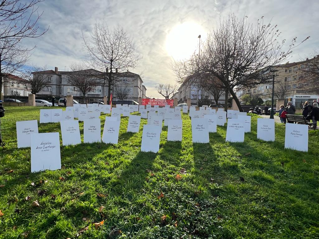 Lápidas que recuerdan a los 69 fallecidos en el bombardeo del Barrio Obrero el 27 de diciembre de 1936