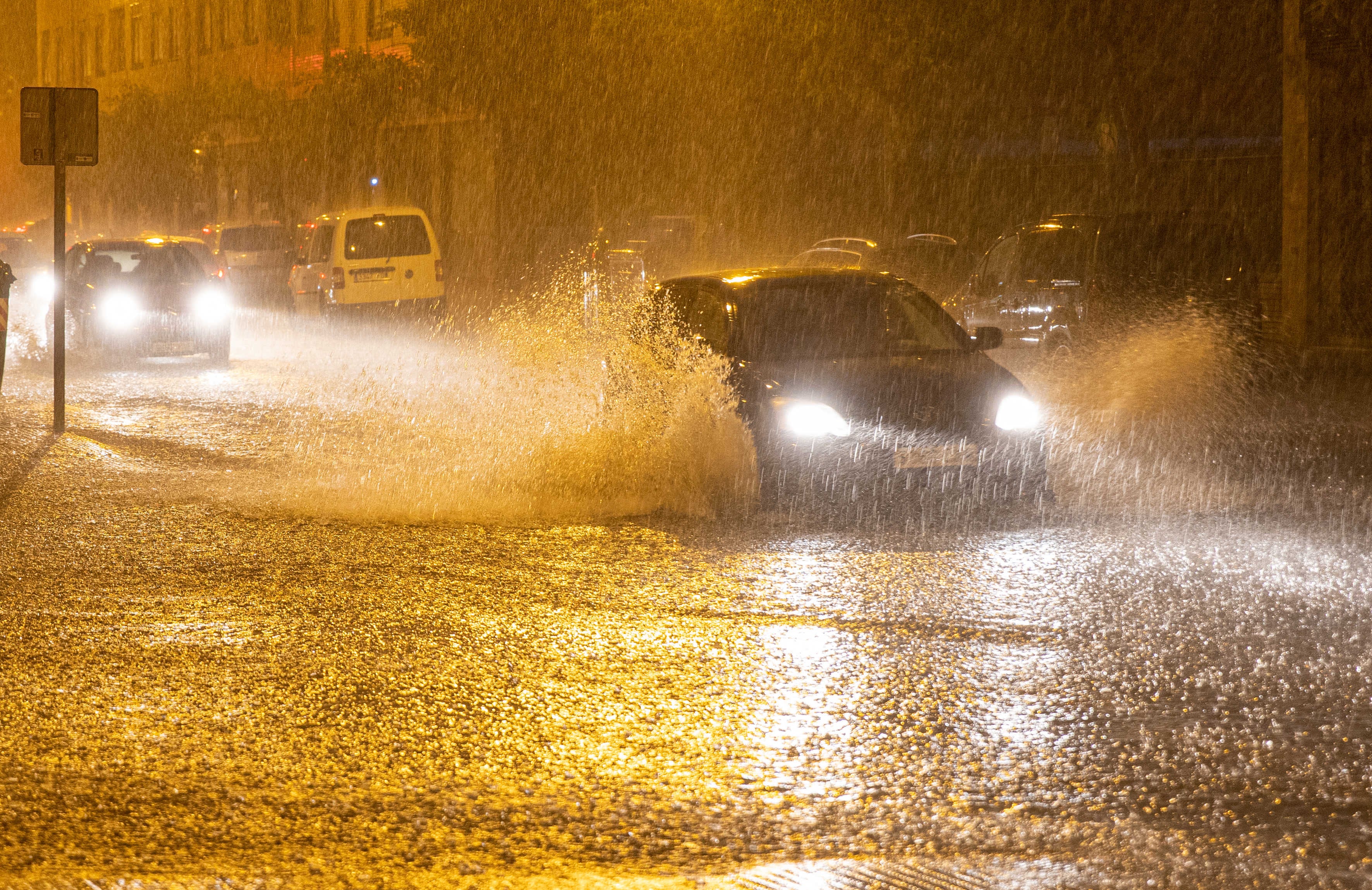 LOGROÑO, 21/06/2023.- Una fuerte tormenta azota Logroño este miércoles, día en el que comienza el verano. La Agencia Estatal de Meteorología (Aemet) prevé para mañana jueves, en La Rioja, cielo cubierto por la mañana, con nieblas, nubosidad baja y algún chubasco ocasionalmente fuerte y tormentoso, aunque irá clareando a medida que transcurra la jornada. EFE/Raquel Manzanares
