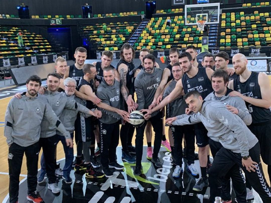 La plantilla de RETAbet Bilbao Basket posa antes de la fase final de la Copa