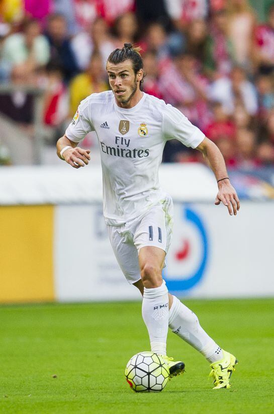 Bale guía el balón durante el partido ante el Sporting