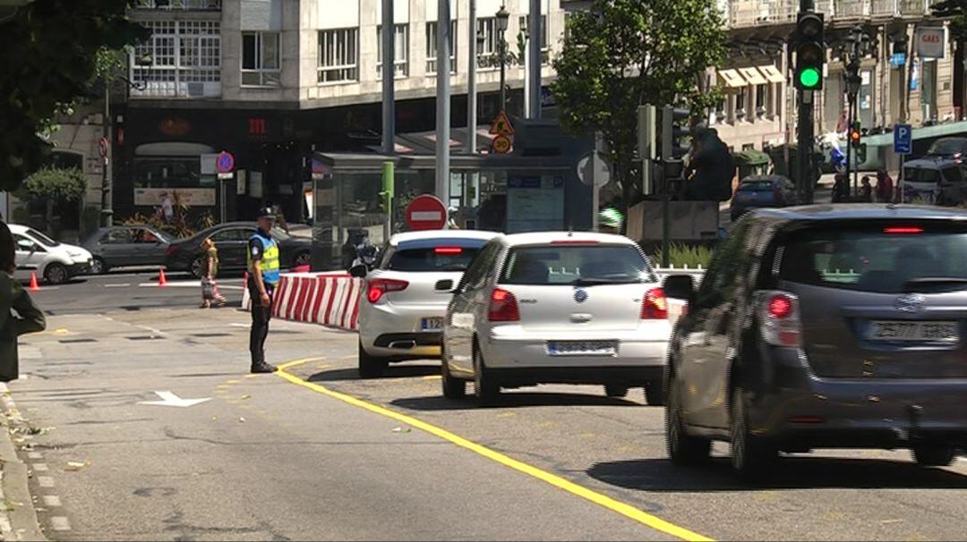 Un policía regula el tráfico en la Gran Vía ya con restricciones  