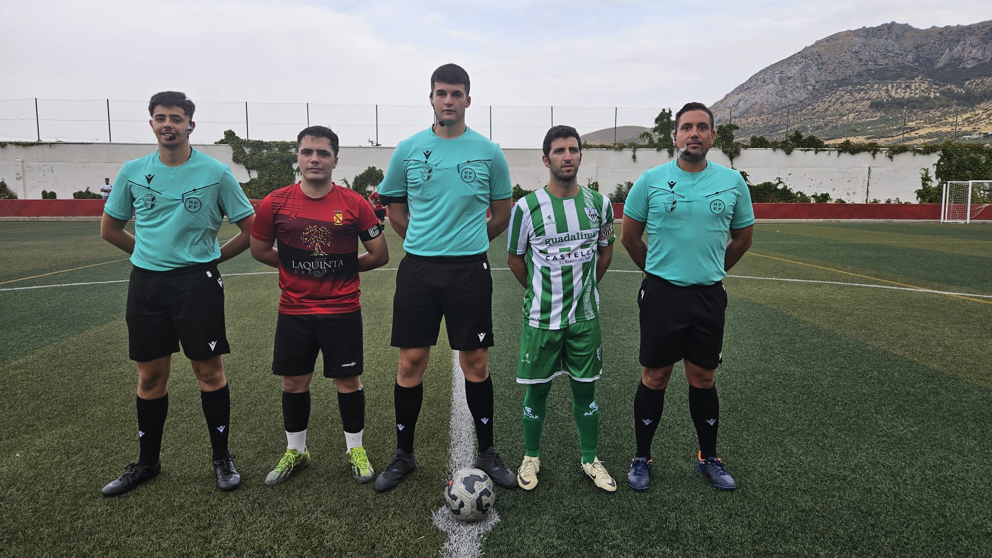 Trío arbitral y capitanes tras el sorteo de campo y saque