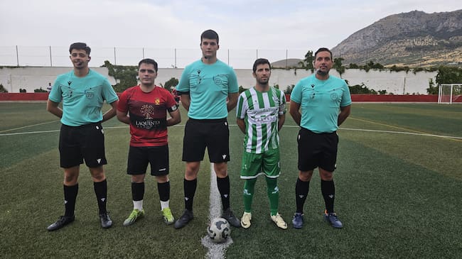 Trío arbitral y capitanes tras el sorteo de campo y saque