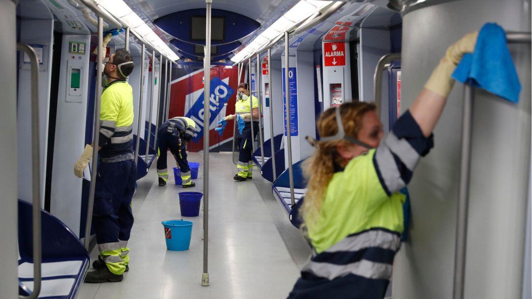 Trabajadores de Metro desinfectan las instalaciones.