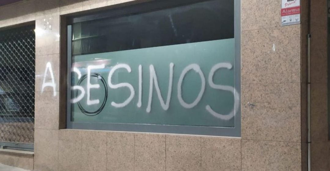 Pintada con la palabra &#039;ASESINOS&#039; en la sede de Podemos Jaén, en la calle Doctor Eduardo Arroyo de la capital.