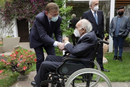 El president de la Generalitat, Ximo Puig, saludando al poeta Francisco Brines