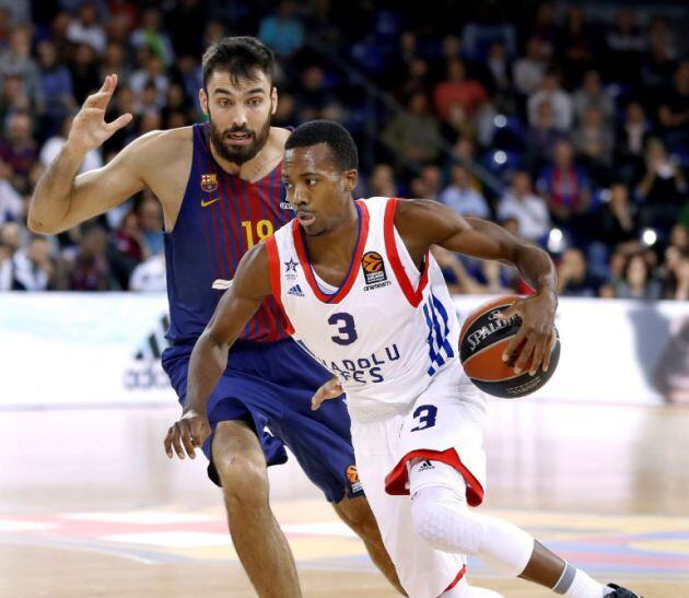 Oriola persigue a Errick Mccollum, durante el partido de este viernes