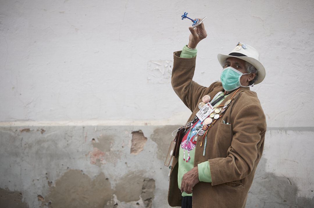 Un hombre con mascarilla en las calles de Sevilla