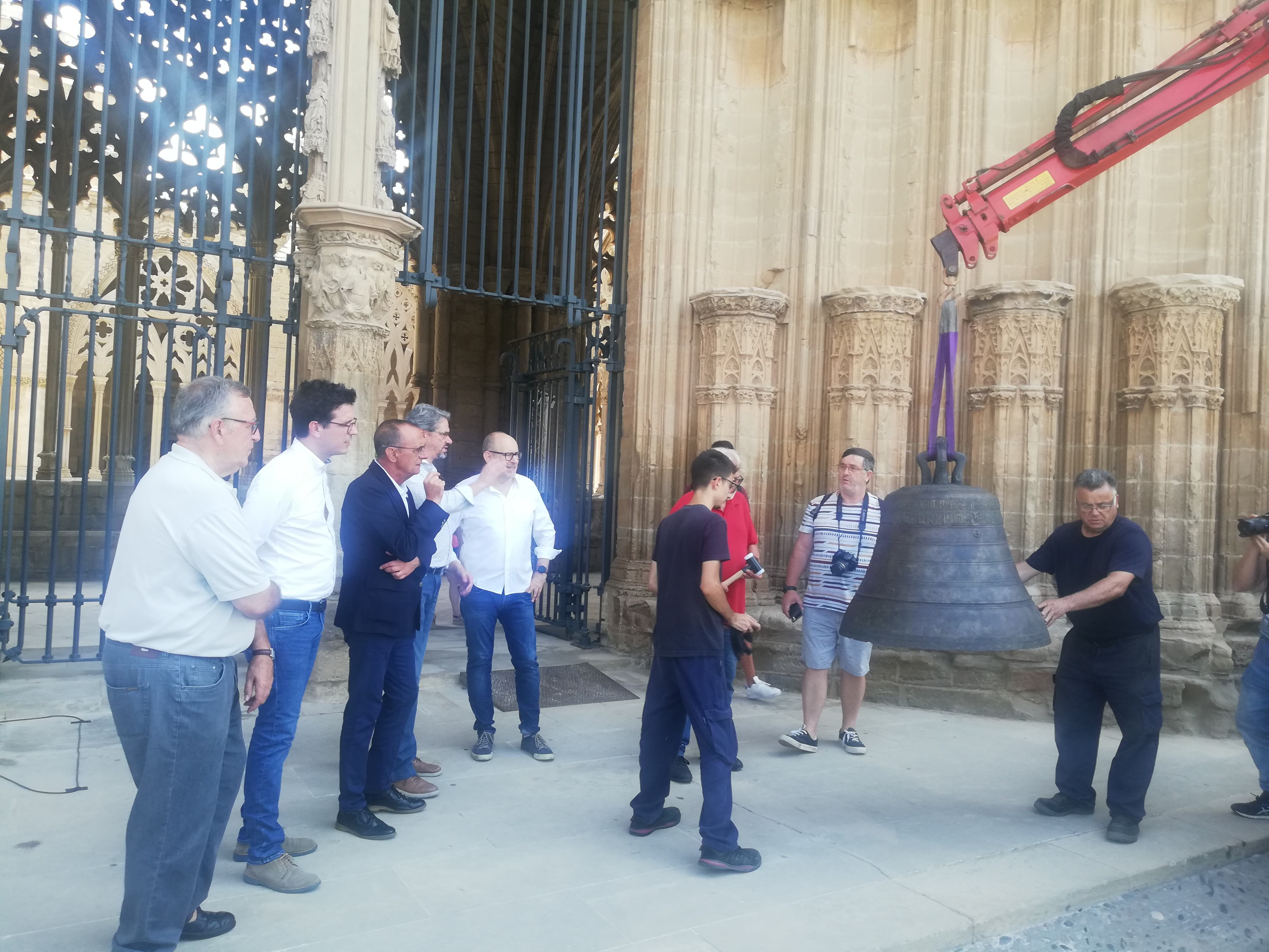 Expectació pel retorn a la Seu Vella de la campana "Mònica", que ha estat restaurada a Àustria d'una esquerda que la va emmudir ara fa més de 8 anys. Foto: Ràdio Lleida.