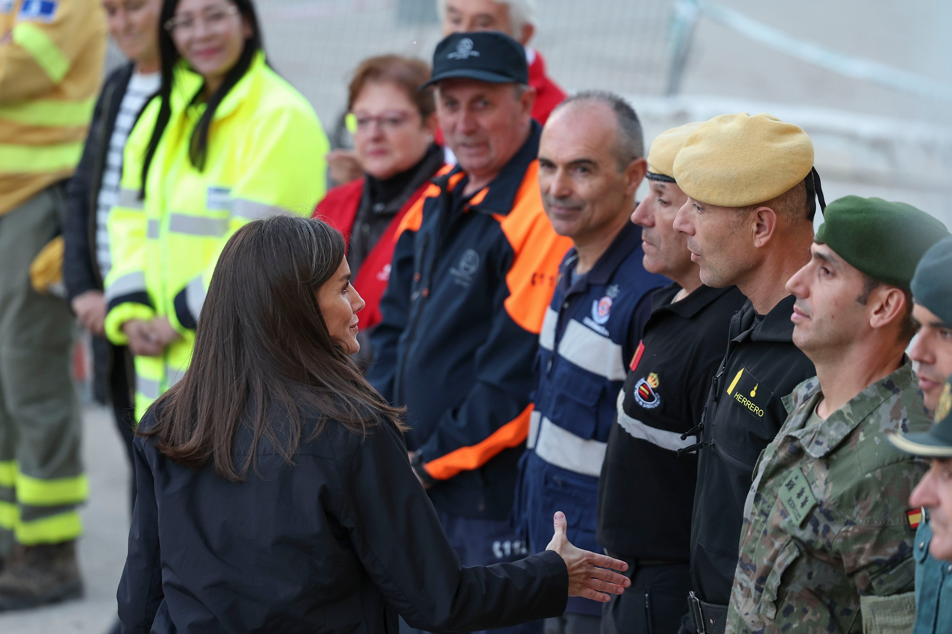 LETUR (ALBACETE), 19/11/2024.- La reina Letizia saluda a diferentes autoridades este martes en Letur, durante una visita a varias poblaciones afectadas por las graves inundaciones de hace 21 días para solidarizarse con los vecinos, que agradecieron su presencia, esta vez sin incidentes como los ocurridos el pasado 3 de noviembre en la localidad valenciana de Paiporta. EFE/ Ismael Herrero
